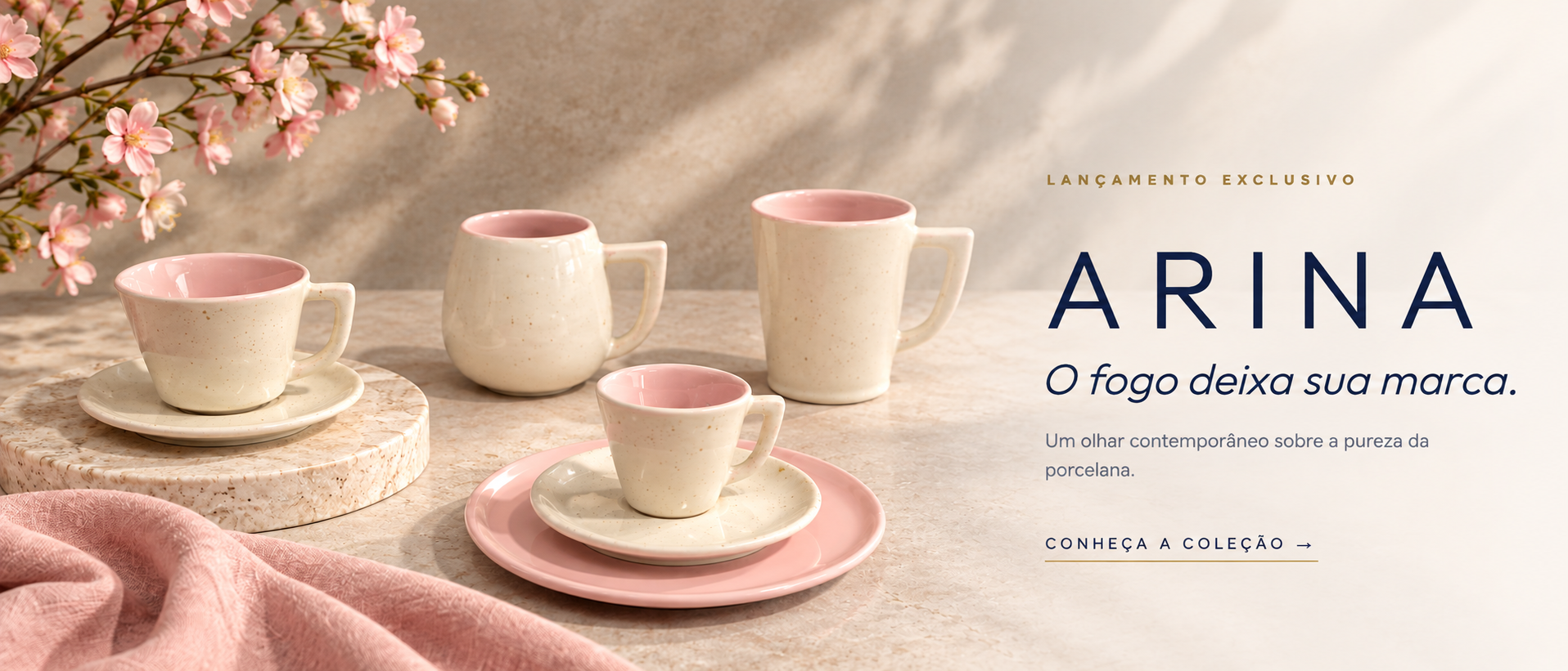 Coleção ARINA: peças de porcelana em tons de rosa, com xícaras, pires e canecas sobre uma mesa clara